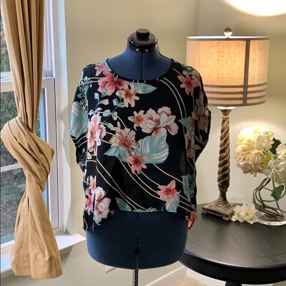 Forever 21 Cold Shoulder Floral Top Size M - Picture 1 of 6